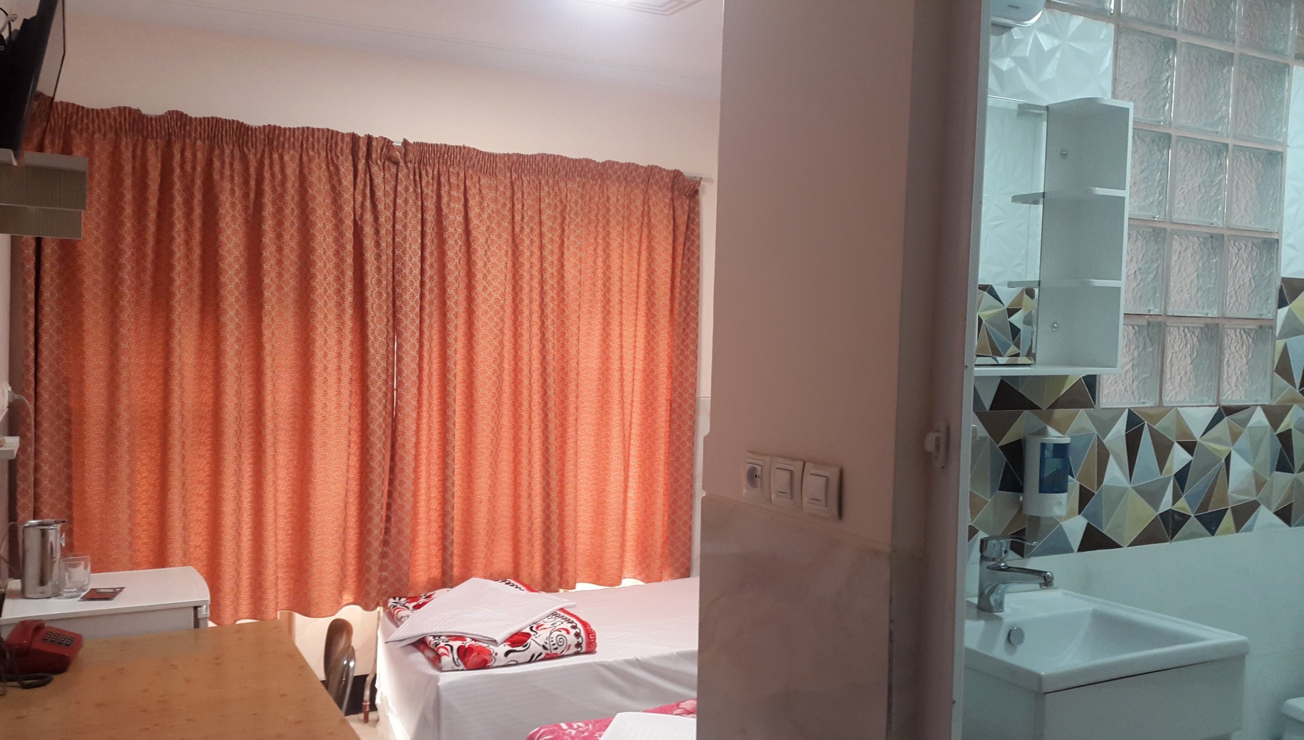 بدون جراحی از شر پف بالای چشم هایتان خلاص شوید!