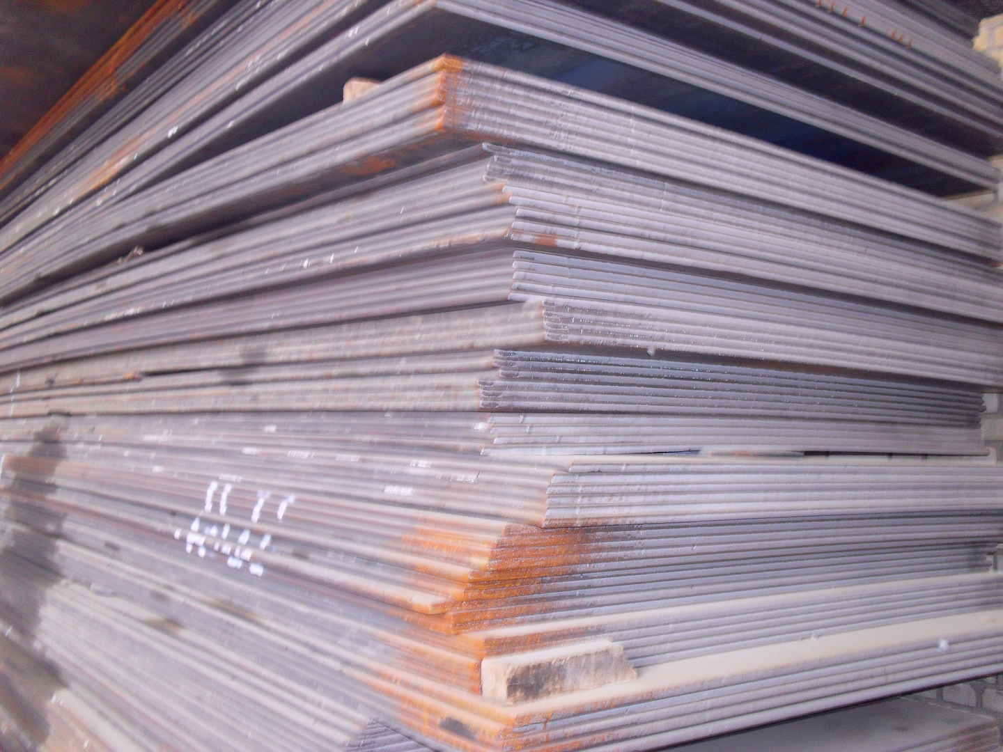 تفاوت ورق سیاه و ورق a283 در چیست ؟ کدام ورق فولادی بهتر است؟