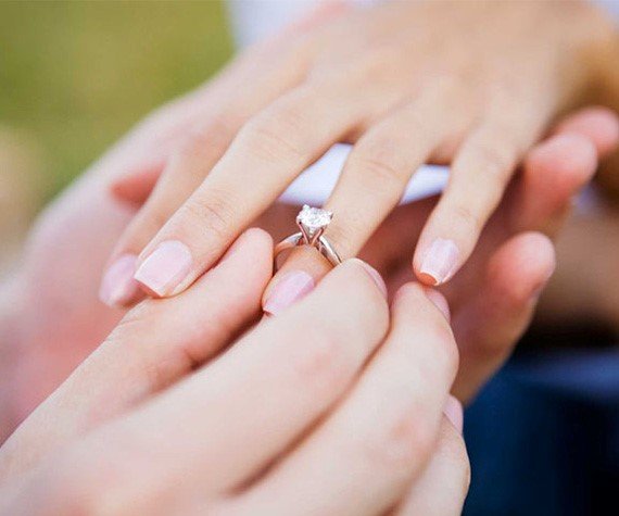 چگونه پیشنهاد ازدواج بدهیم؟ (۵ راه برای قبول درخواست ازدواج)