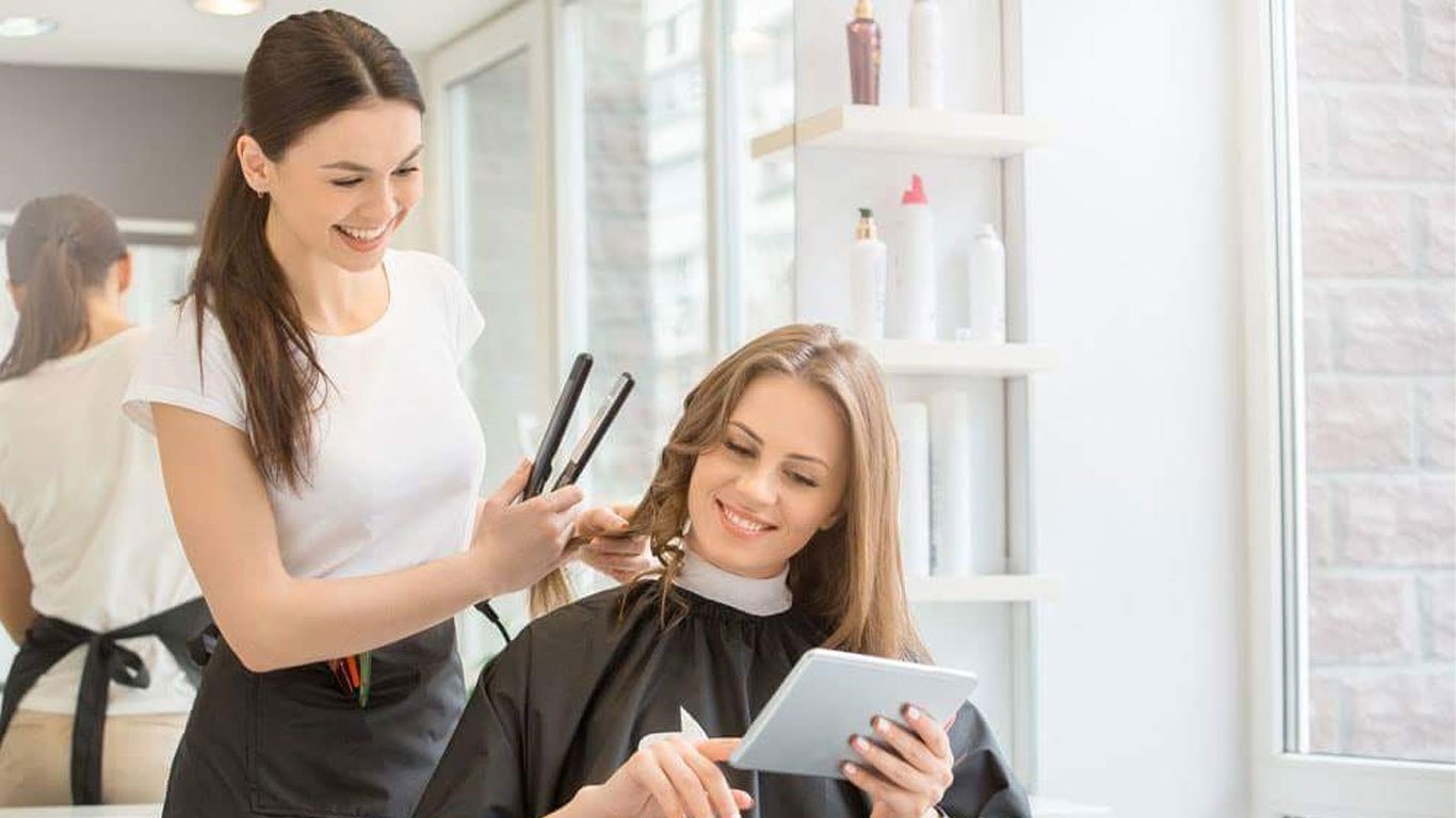 برای شغل آرایشگری از کجا شروع کنم؟ [راهنمای کامل]