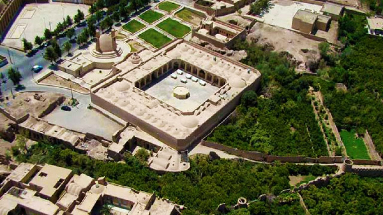 چرا باید از کاروانسرای شاهعباسی میبد دیدن کنیم؟